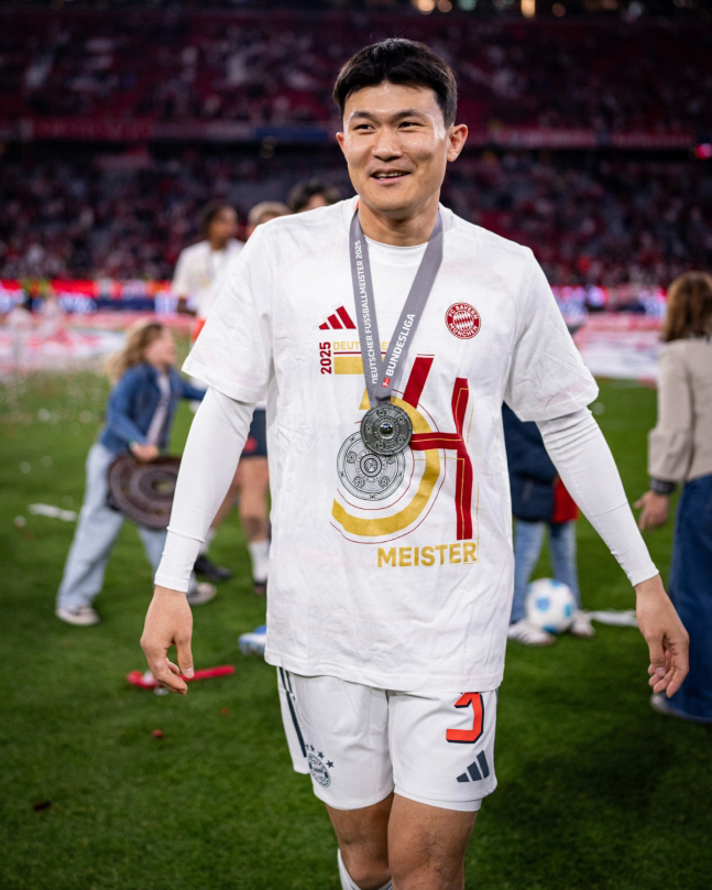 As expected, Korea's first Asian GOAT center back, Kim Min-jae, raises the trophy properly!→But endless rumors of emissions