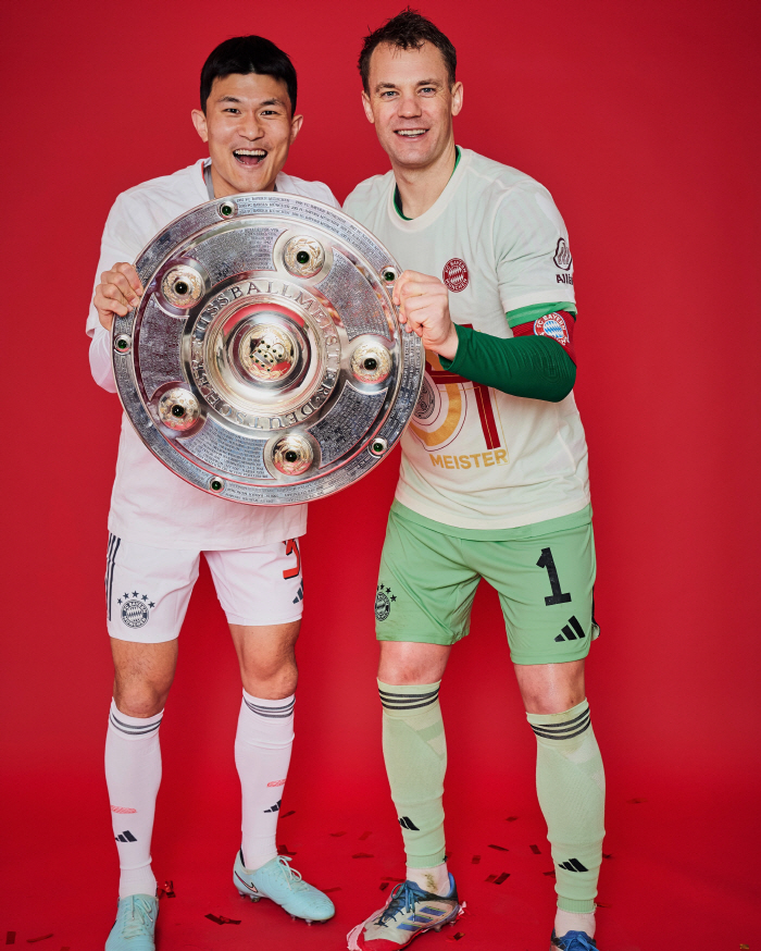 As expected, Korea's first Asian GOAT center back, Kim Min-jae, raises the trophy properly!→But endless rumors of emissions