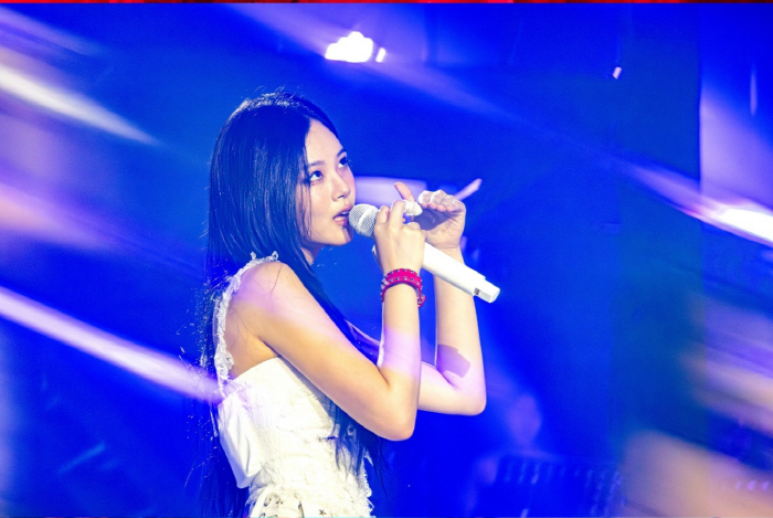 Bibi, you're bleeding from breaking the performance guitar..First aid with bandages → Fans cheer on the passionate stage