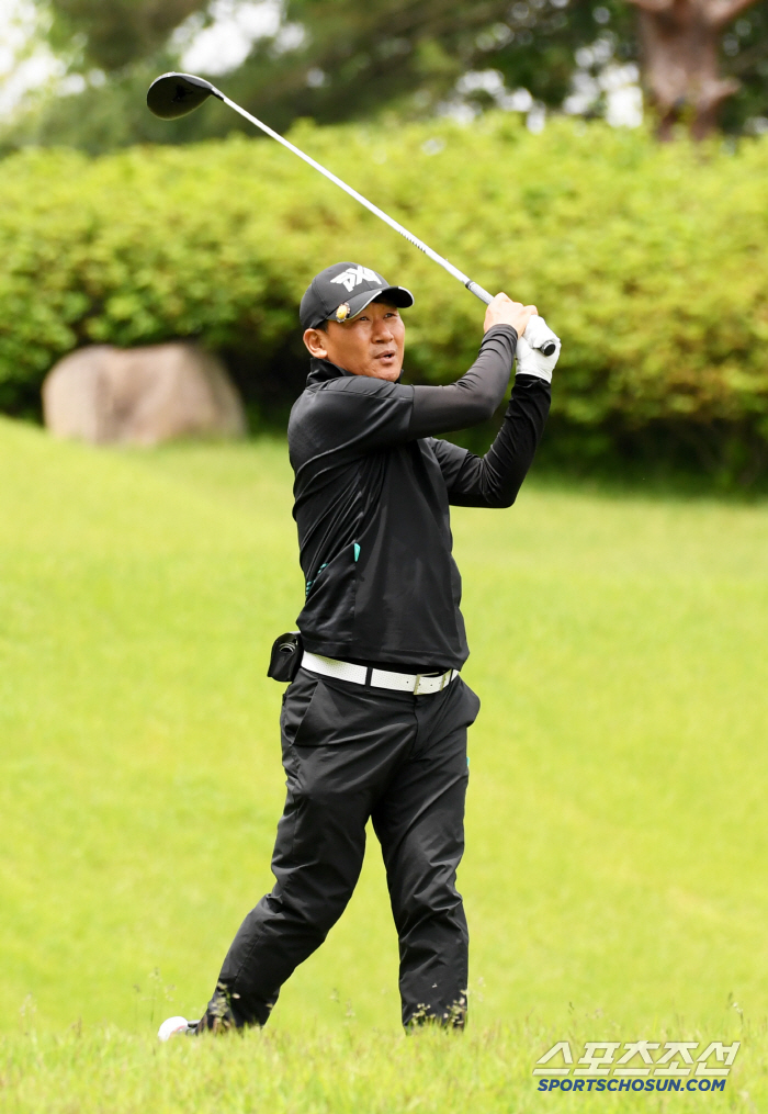Busan Coach Cho Sung-hwan will be the champion of this year's 2025 Footballer's Golf Tournament