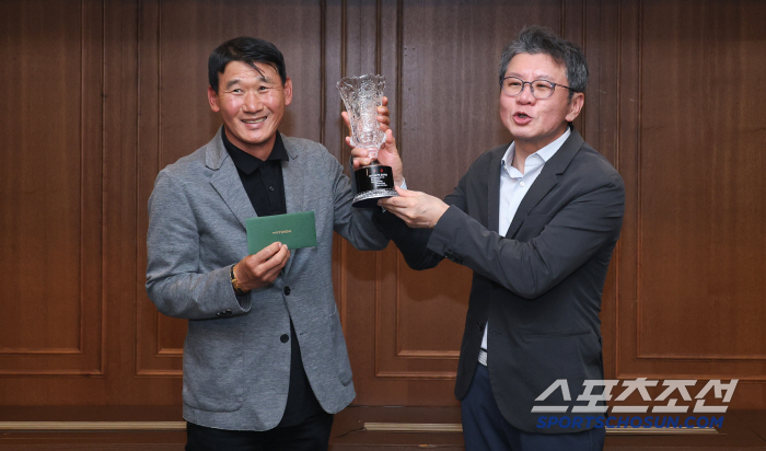 Busan Coach Cho Sung-hwan will be the champion of this year's 2025 Footballer's Golf Tournament
