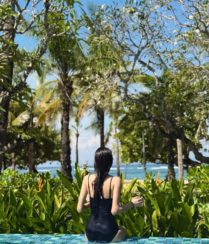Daughter mom Kim Yunji, slim bikini figure..Solid 11-shaped abs. Is this possible?