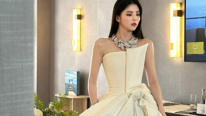 Han So-hee, who shined on the red carpet, is promoting national prestige with her beauty...an unrivaled aura