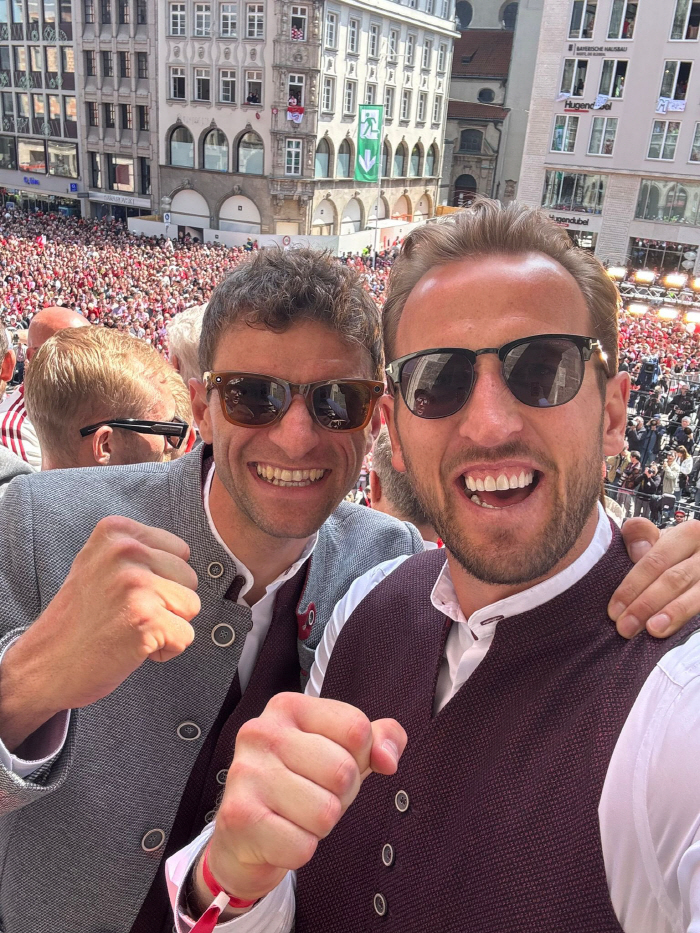 Happy Minjae, wearing traditional German clothes, flashing trophies in front of crowds...Attending the Munich Victory Event