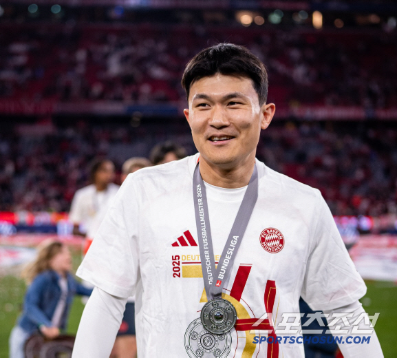 Happy Minjae, wearing traditional German clothes, flashing trophies in front of crowds...Attending the Munich Victory Event