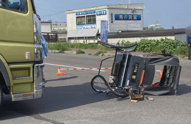Hokkaido Tourist Rickshaw Collides With Trucks...A Korean woman gets hurt