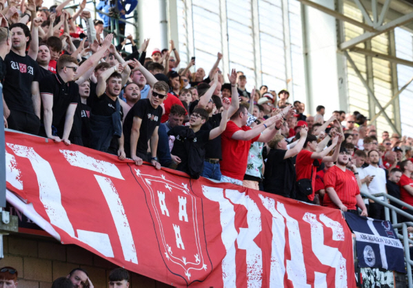 How can this happen...Stadium chair thrown by spectators, direct incident on the player's head