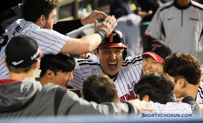 I threw away my rifle. LG, who transformed into a team of home runs, ranked second in homers in Jamsil. No. 1 in May 