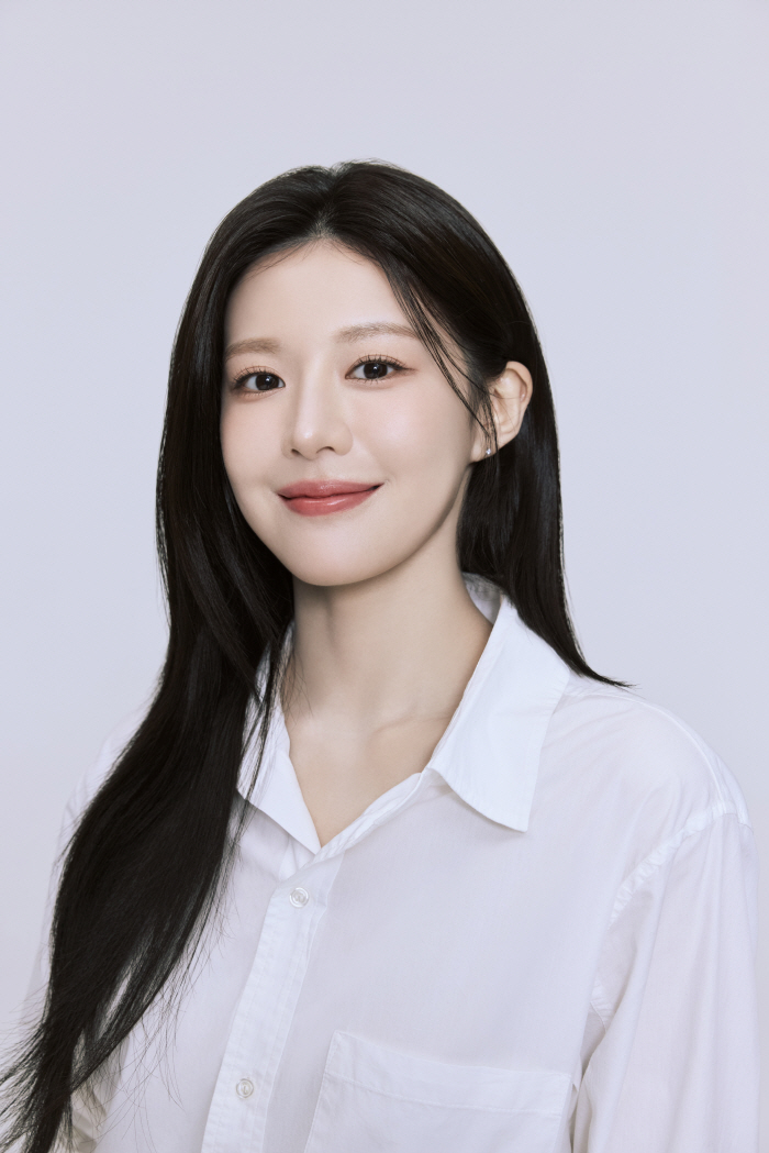  You're different from Unseuljeon's late Yoonjung and Jung Joonwon? I don't even look at my appearance in real life