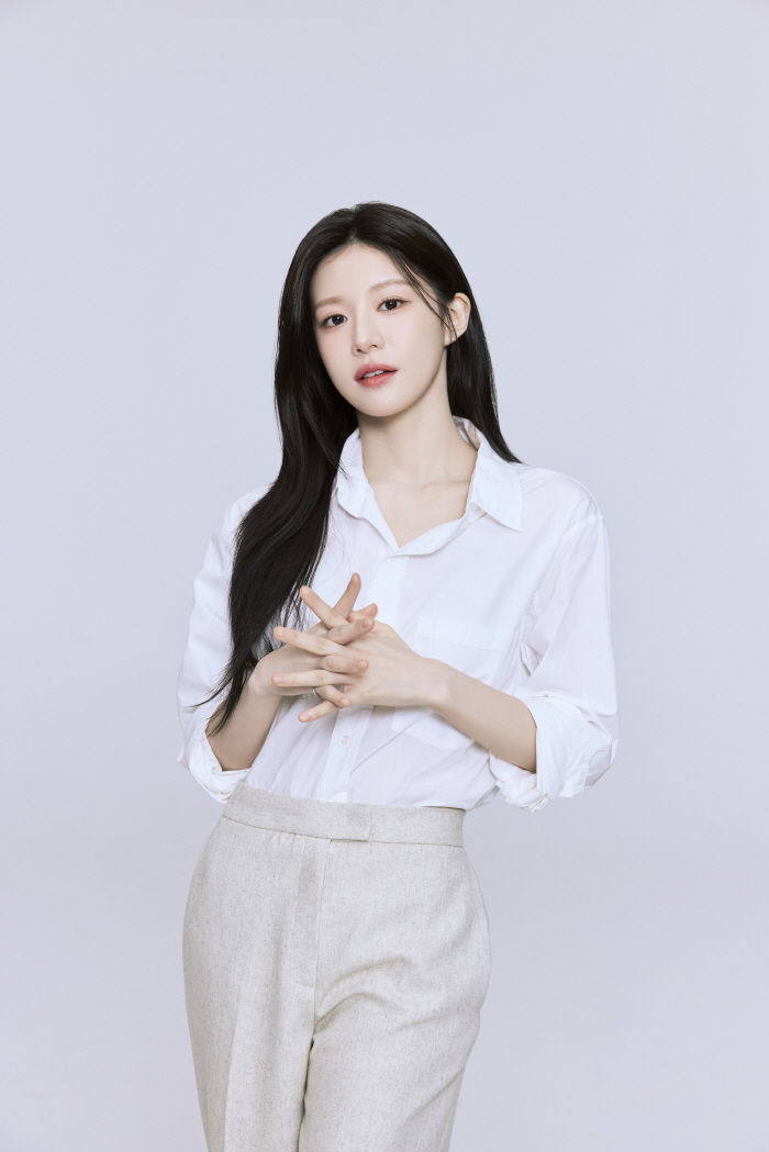  You're different from Unseuljeon's late Yoonjung and Jung Joonwon? I don't even look at my appearance in real life