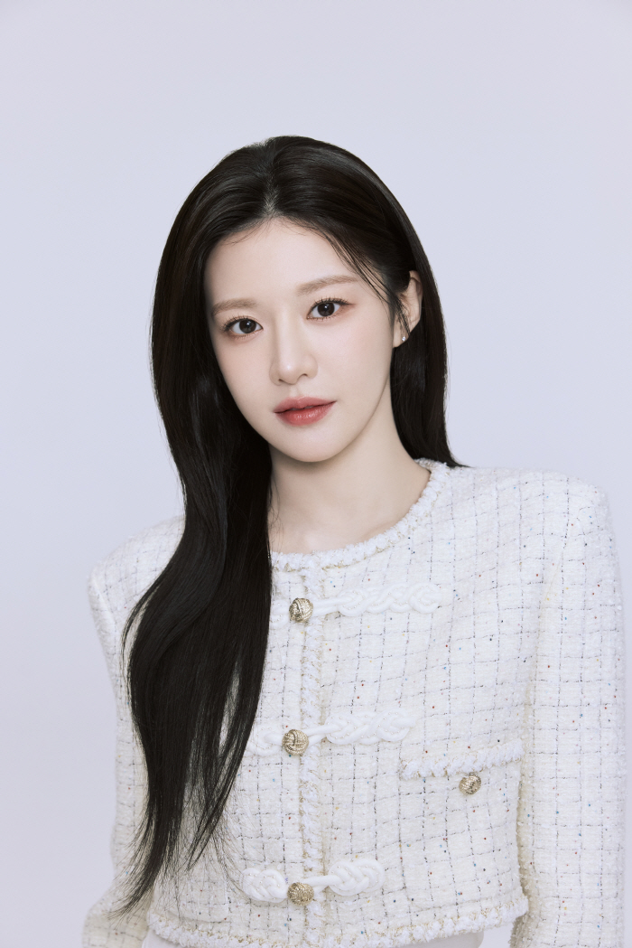  Unseuljeon Ko Yoonjung's full makeup. Controversy over pretty? I dressed up as dark circles with oily hair