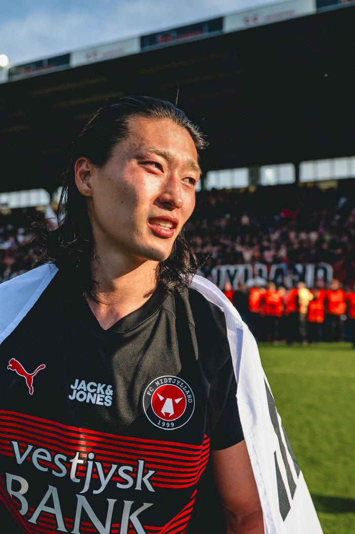 Is it the 2024-2025 season of Cho Kyu-sung, a national striker who is disappointed to lose a year in his prime due to complications, and ultimately failed to return