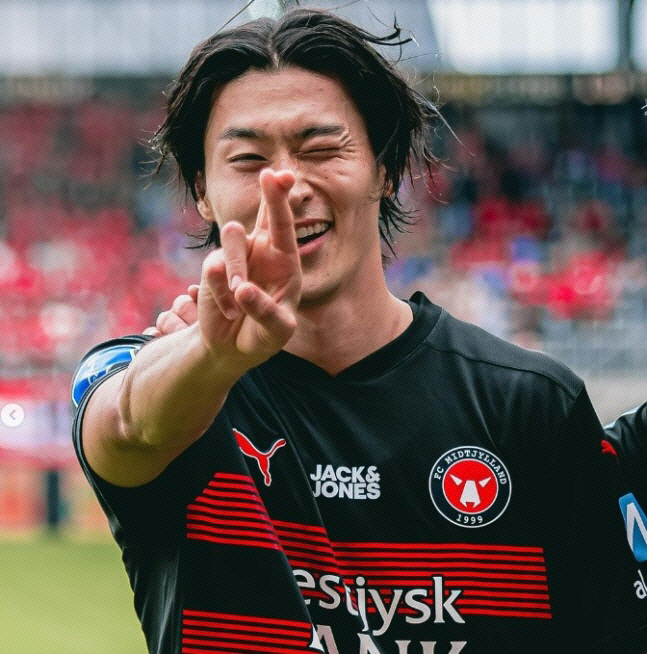 Is it the 2024-2025 season of Cho Kyu-sung, a national striker who is disappointed to lose a year in his prime due to complications, and ultimately failed to return