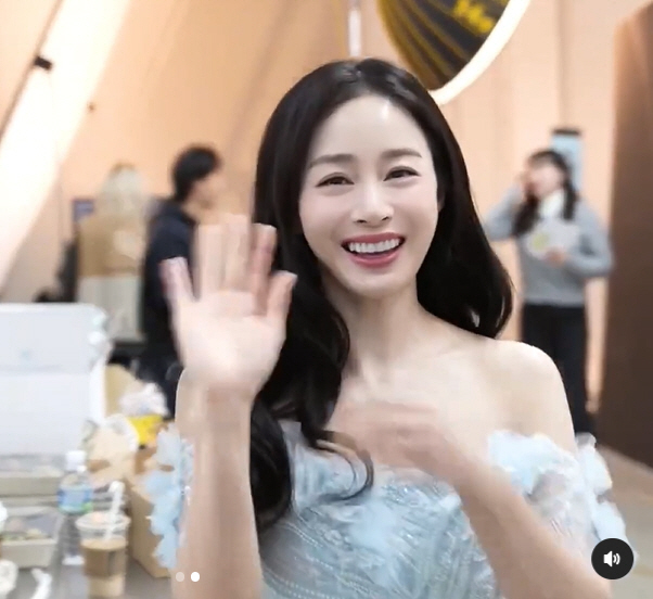 Is it Kim Taehee? Mother of two daughters in their 40s, even acting in tears in a Taiwanese advertisement...Local fans are going crazy