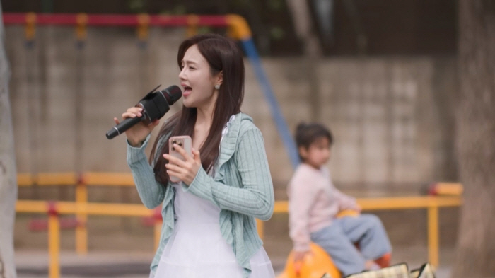 It's been 14 years since my debut, and I'm worried about Soyou (Dad and I) on the verge of stopping the concert with zero audiences