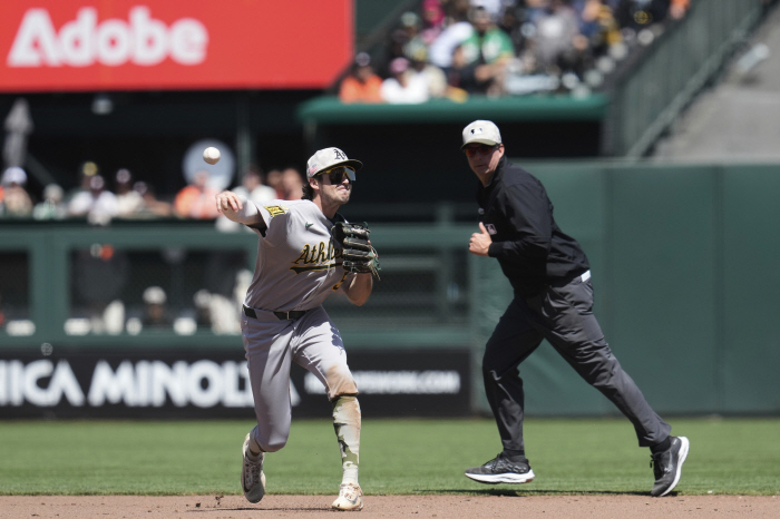 It's falling out of control! A batting average of 0.280 degrees collapsed, and Lee Jung-hoo, another four-for-four, no-antamos finalist SF won three consecutive games