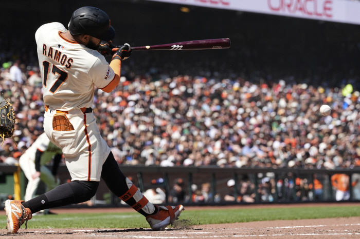It's falling out of control! A batting average of 0.280 degrees collapsed, and Lee Jung-hoo, another four-for-four, no-antamos finalist SF won three consecutive games