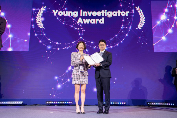 Kim Tae-hyung, a professor at Nowon Eulji Hospital, won the Young Researcher Award at the World Breast Cancer Conference