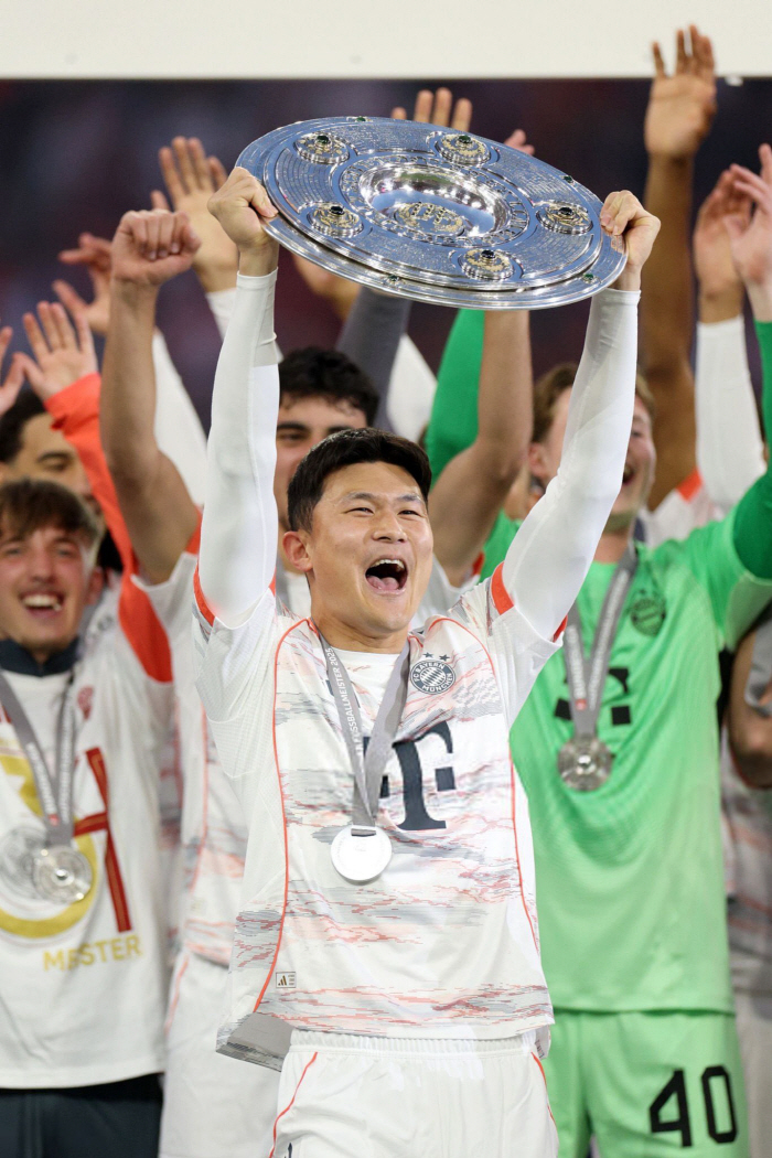 Korea's First Record Kim Min-jae's Trophy at Munich Square...WALKLE CB Pleasure Briefly → 70 Billion Summer Sale