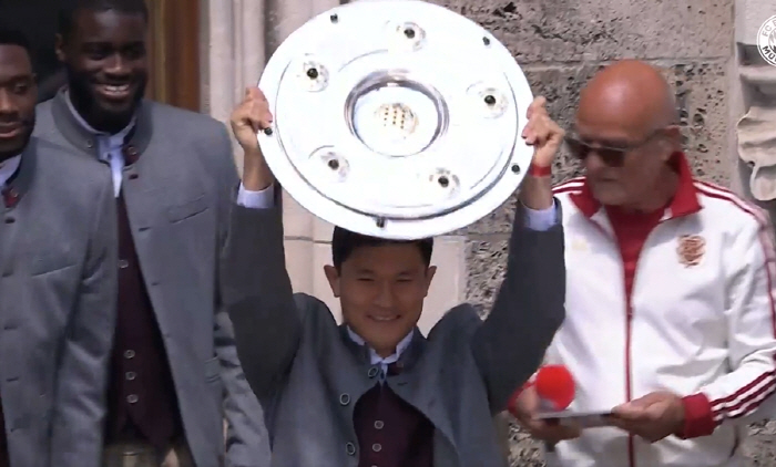 Minjae, we should be happy together! Director Vincent Kompany puts his hand on KIM's shoulder and raises the cheering trophy!