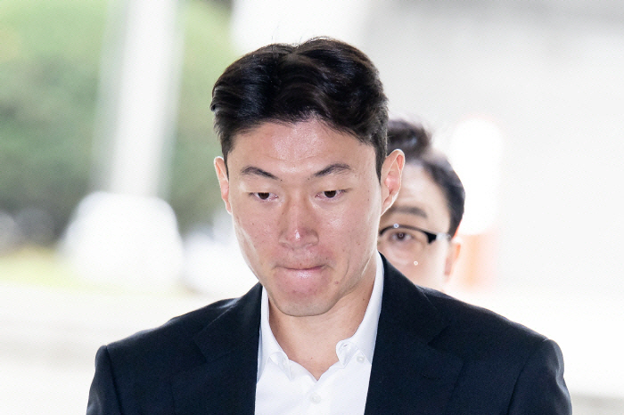 One year of probation for Hwang Ui-jo for illegal filming  two years in prison → In five months, the scoring team is competing for relegation to the second division, and their career is on the verge of ending