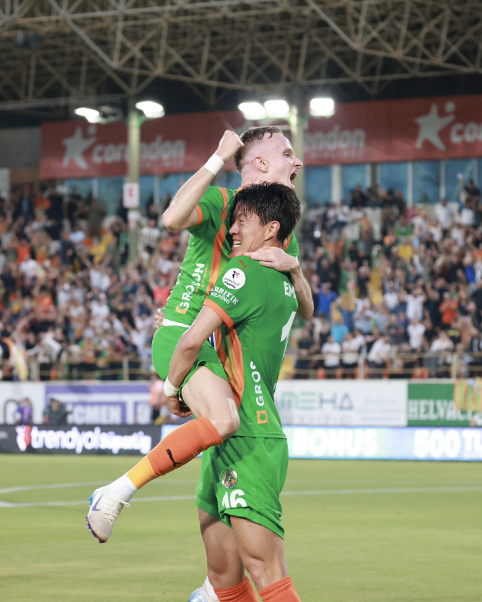 One year of probation for Hwang Ui-jo for illegal filming  two years in prison → In five months, the scoring team is competing for relegation to the second division, and their career is on the verge of ending