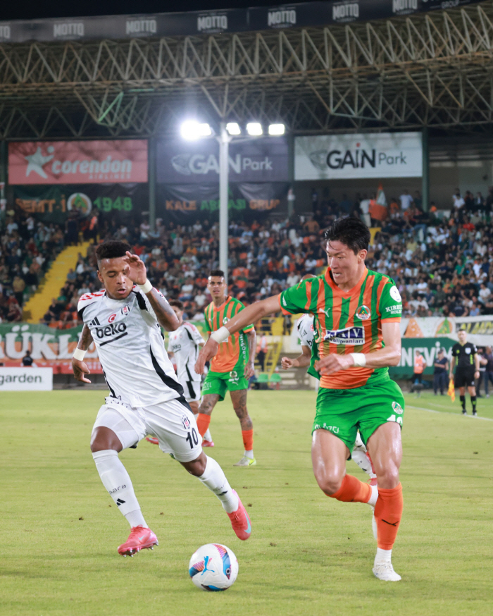 One year of probation for Hwang Ui-jo for illegal filming  two years in prison → In five months, the scoring team is competing for relegation to the second division, and their career is on the verge of ending