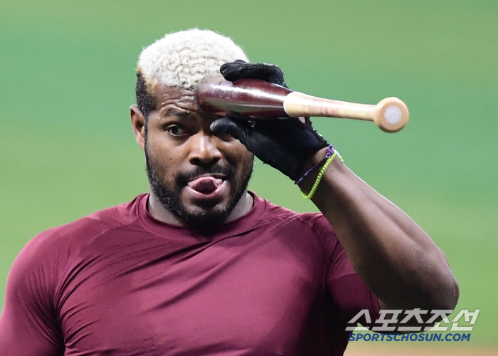 Puig, who had a bad shoulder, visited a Korean hospital even on the day he was forced to leave