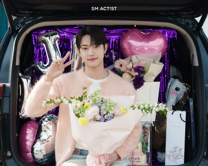  Rookie Cho Joonyoung, Barney, and brothers → Dear M...He's doing the serve boy genealogy