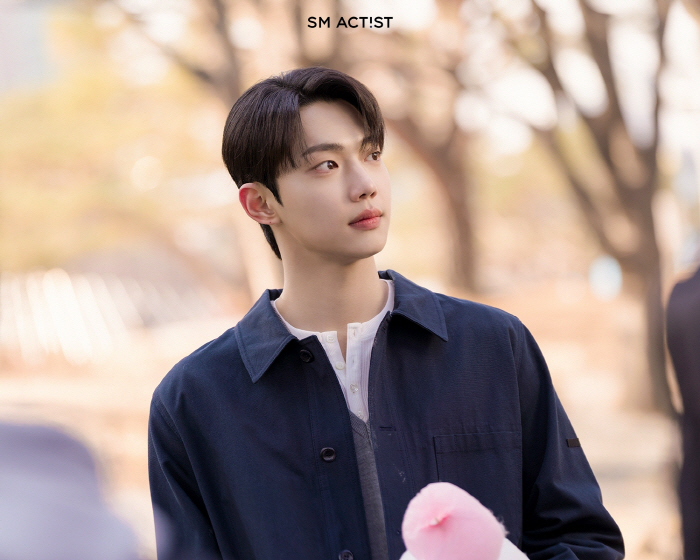  Rookie Cho Joonyoung, Barney, and brothers → Dear M...He's doing the serve boy genealogy