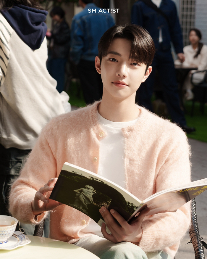  Rookie Cho Joonyoung, Barney, and brothers → Dear M...He's doing the serve boy genealogy