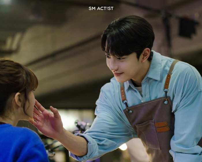  Rookie Cho Joonyoung, Barney, and brothers → Dear M...He's doing the serve boy genealogy