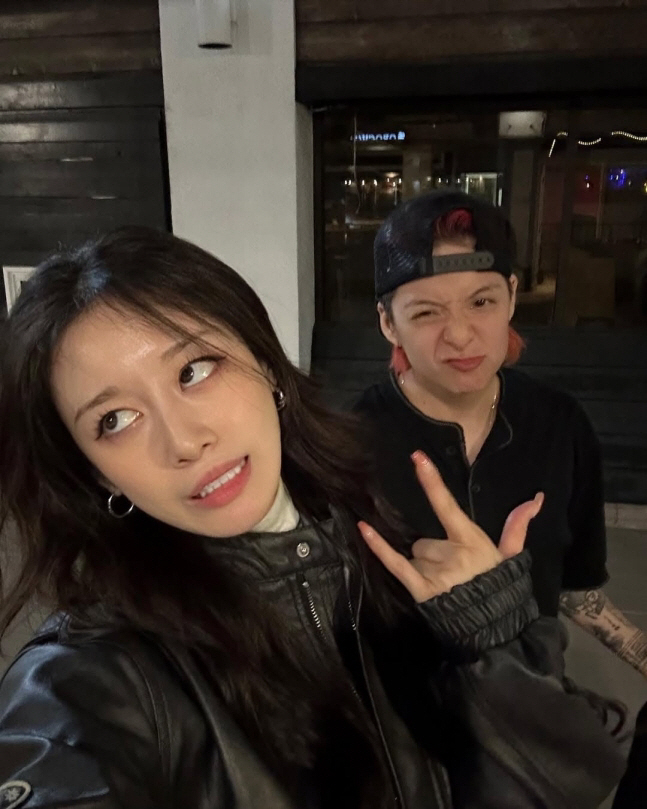  T-ara Jiyeon and f(x) Amber, were you a real friend? Friendship chemistry with tattoos and V-pose
