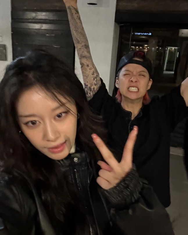  T-ara Jiyeon and f(x) Amber, were you a real friend? Friendship chemistry with tattoos and V-pose