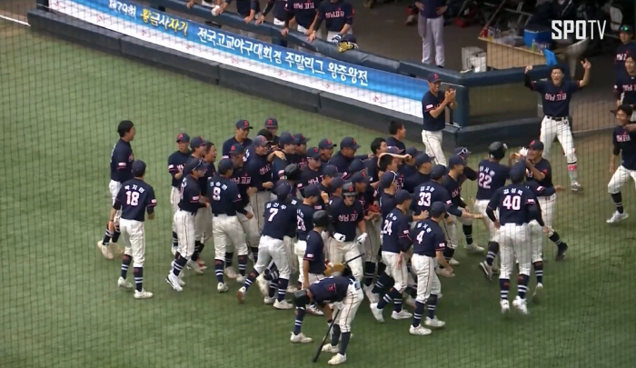 Seongnam High School rose to the throne for the first time in 55 years, winning its third Golden Lion...Yushin High School, 10-4, overpowered