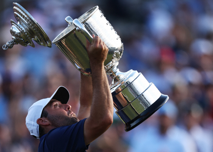 Shaken, but surprising resilience, the trend is Scheffler, the third major winner, and Kim Si-woo's first top 10 major achievement 