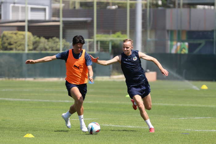 Two years of probation for illegal filming  one year of imprisonment Hwang Ui-jo, and in five months, the league's scoring team drew 11 against the prestigious Besiktas