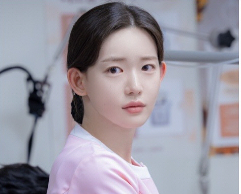 Who's this actor..The nurse who was sexually harassed by the buttocks, Ko Yoon-jung, who returned the favor (Eunseuljeon)