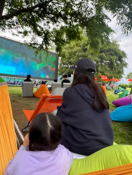 9 years younger ♥ Choi Ji-woo, 5-year-old daughter, and lovely mother and daughter watching a movie at Han River