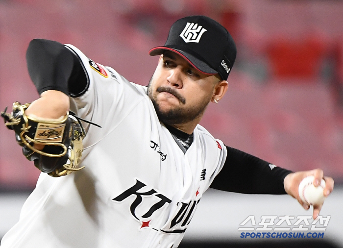 Foreigner Park Jung-jin's pitching form that looks like he's going to fall while throwing, and if he can control the 160km fastball