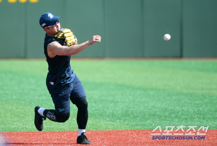 Happy baseball in Ulsan NC Smileman Kim Hwi-jip's new body thumbs up 