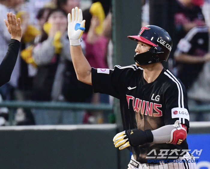 Hong Chang-ki, who swept six RBIs on the day he was out of the season, makes it less obvious. 
