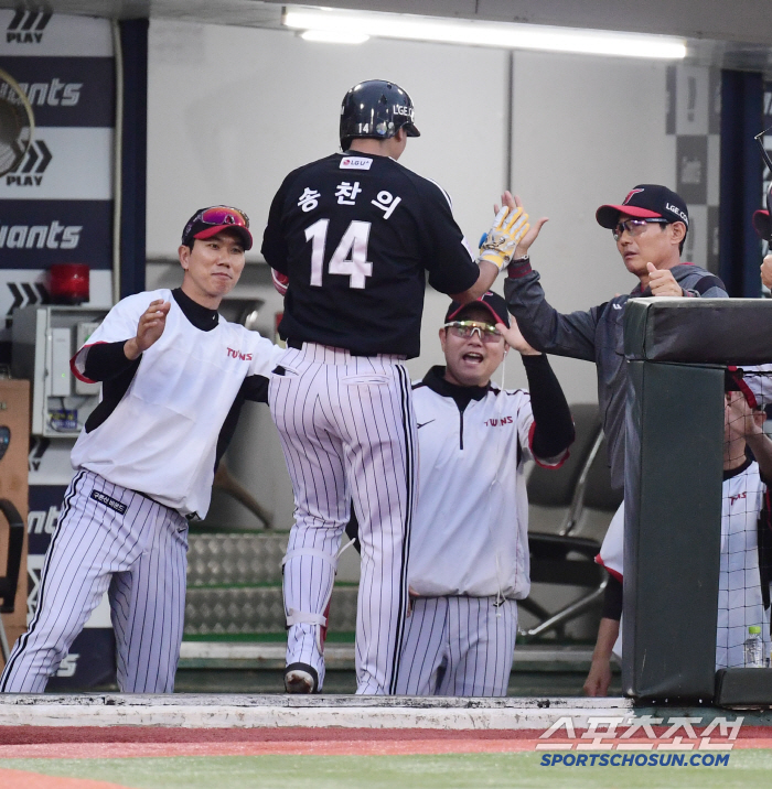 Hong Chang-ki, who swept six RBIs on the day he was out of the season, makes it less obvious. 