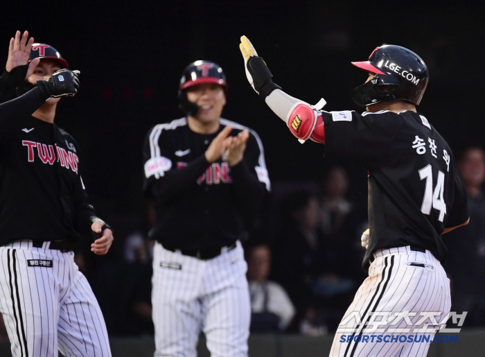 Hong Chang-ki, who swept six RBIs on the day he was out of the season, makes it less obvious. 