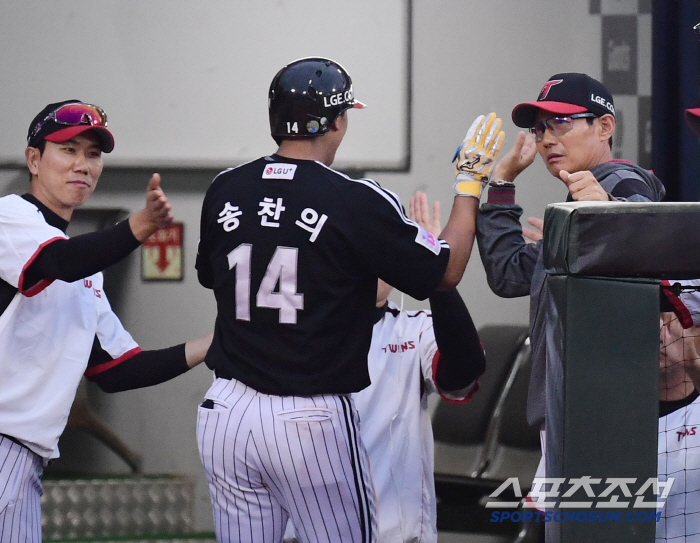 Hong Chang-ki, who swept six RBIs on the day he was out of the season, makes it less obvious. 