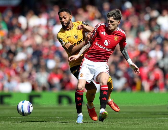 Hwang Hee-chan is doing well. Manchester United has recruited HERE WE GO AMORIM as a huge hit, and the top EPL reporter recognizes it