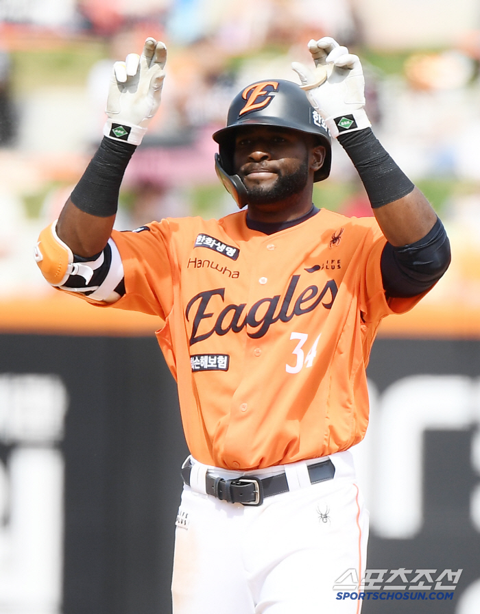 It's because you're so nice. I have to play well... Hanwha's real concern. It's ambiguous to make a guaranteed 1 billion won?