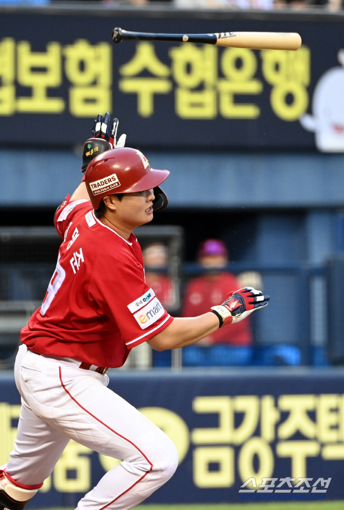 KIA lost! SSG won 3 times in a row and came in 4th place alone! Phew.. Sweat save with 2 outs and full base in the 9th inning → Doosan Shock's 4th consecutive loss
