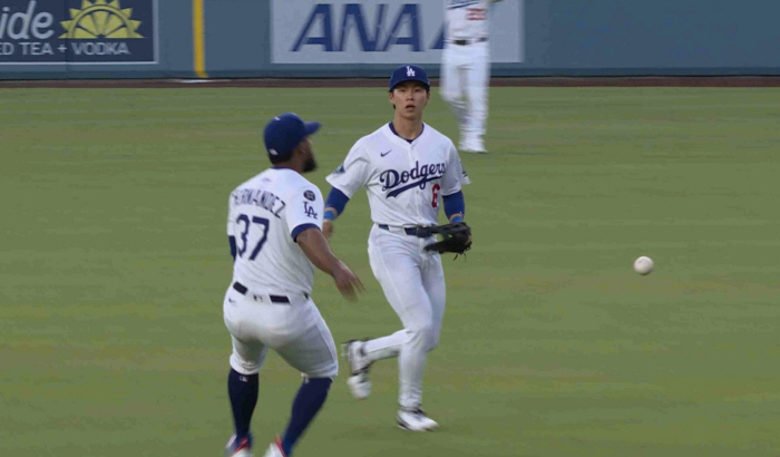 Kim Hye-sung's awkward smile after missing a fly → No hit in 4 at-bats, 4 consecutive LAD shocks on a very difficult day