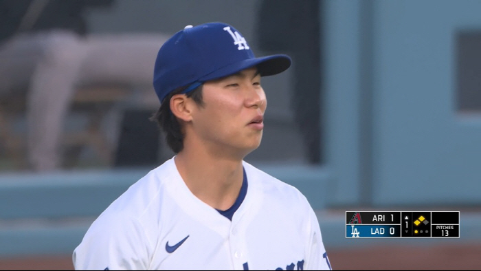 Kim Hye-sung's awkward smile after missing a fly → No hit in 4 at-bats, 4 consecutive LAD shocks on a very difficult day